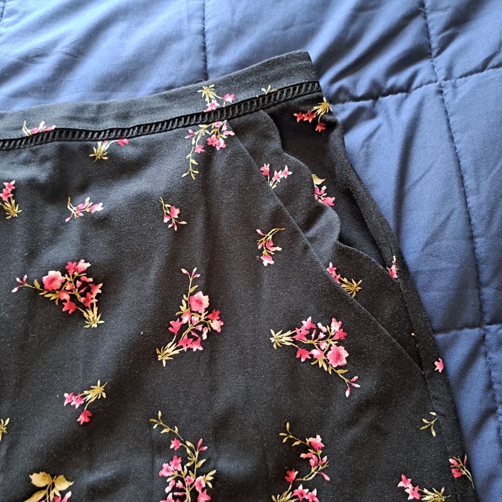 Skies Are Blue Floral Black Skirt 2x - Picture 3 of 5